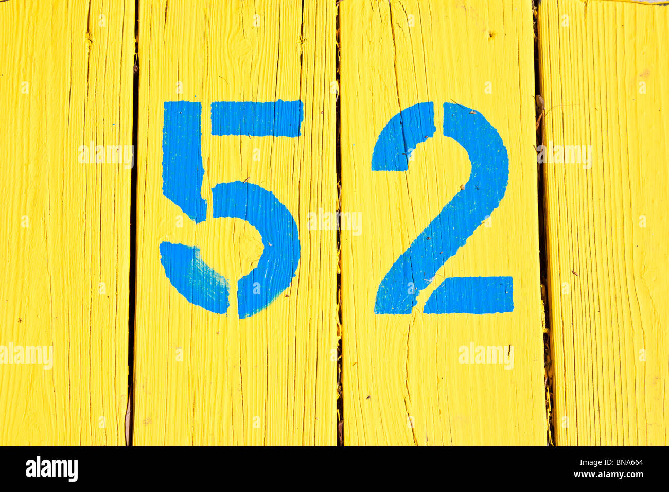 Crystal River, FL - Mars 2009 - Le nombre 52 peintes en bleu sur un fond jaune lumineux sur un quai à Crystal River (Floride) Banque D'Images