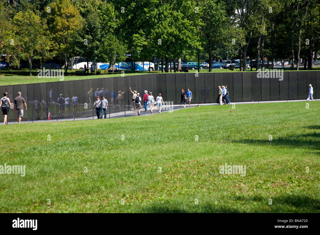 Washington DC - Sep 2009 - Visiteurs rechercher pour les soldats tombés au combat sur le mur de la Vietnam Veterans Memorial à Washington DC Banque D'Images