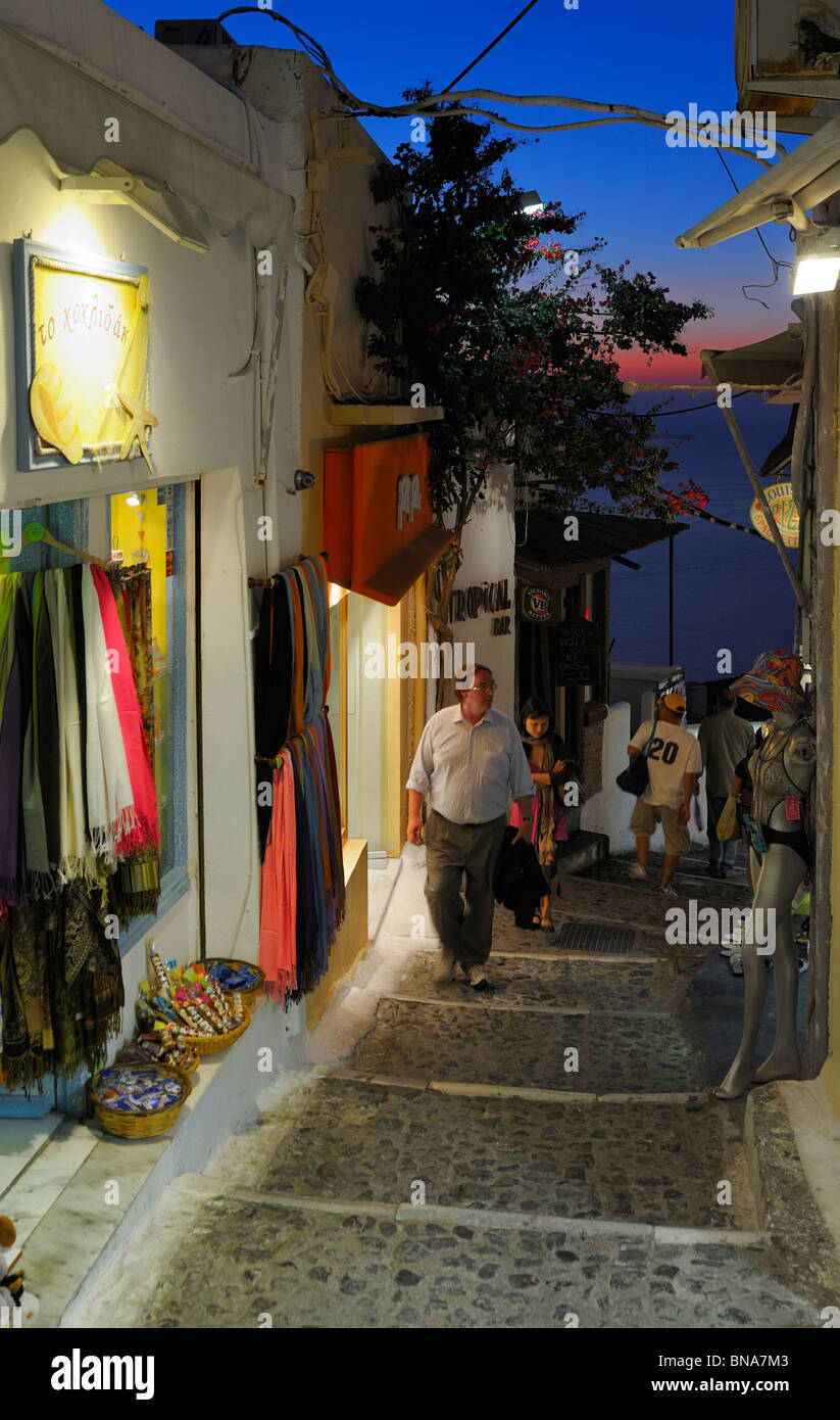 Les touristes profiter des commerces dans les rues étroites du centre-ville de Thira, Santorin, Grèce. Banque D'Images