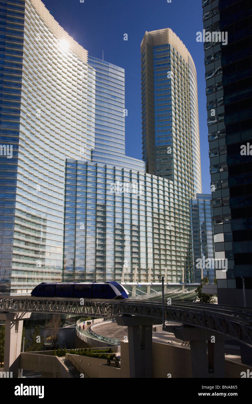 Le Tram avec l'Aria dans l'arrière-plan, centre-ville, Las Vegas, Nevada. Banque D'Images