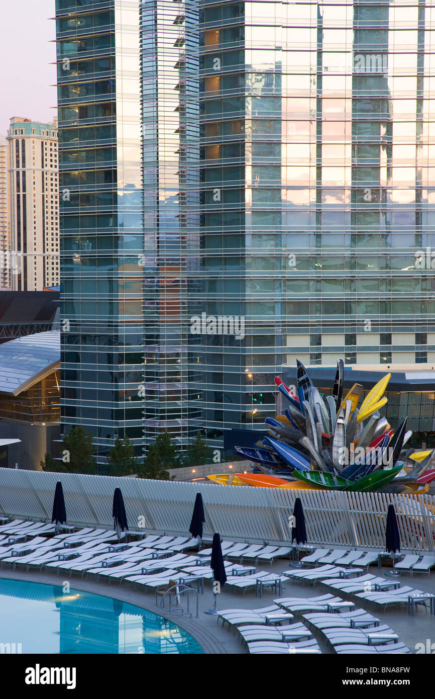 Le Vdara piscine avec le Aria Resort and Casino en arrière-plan, centre-ville, Las Vegas, Nevada. Banque D'Images