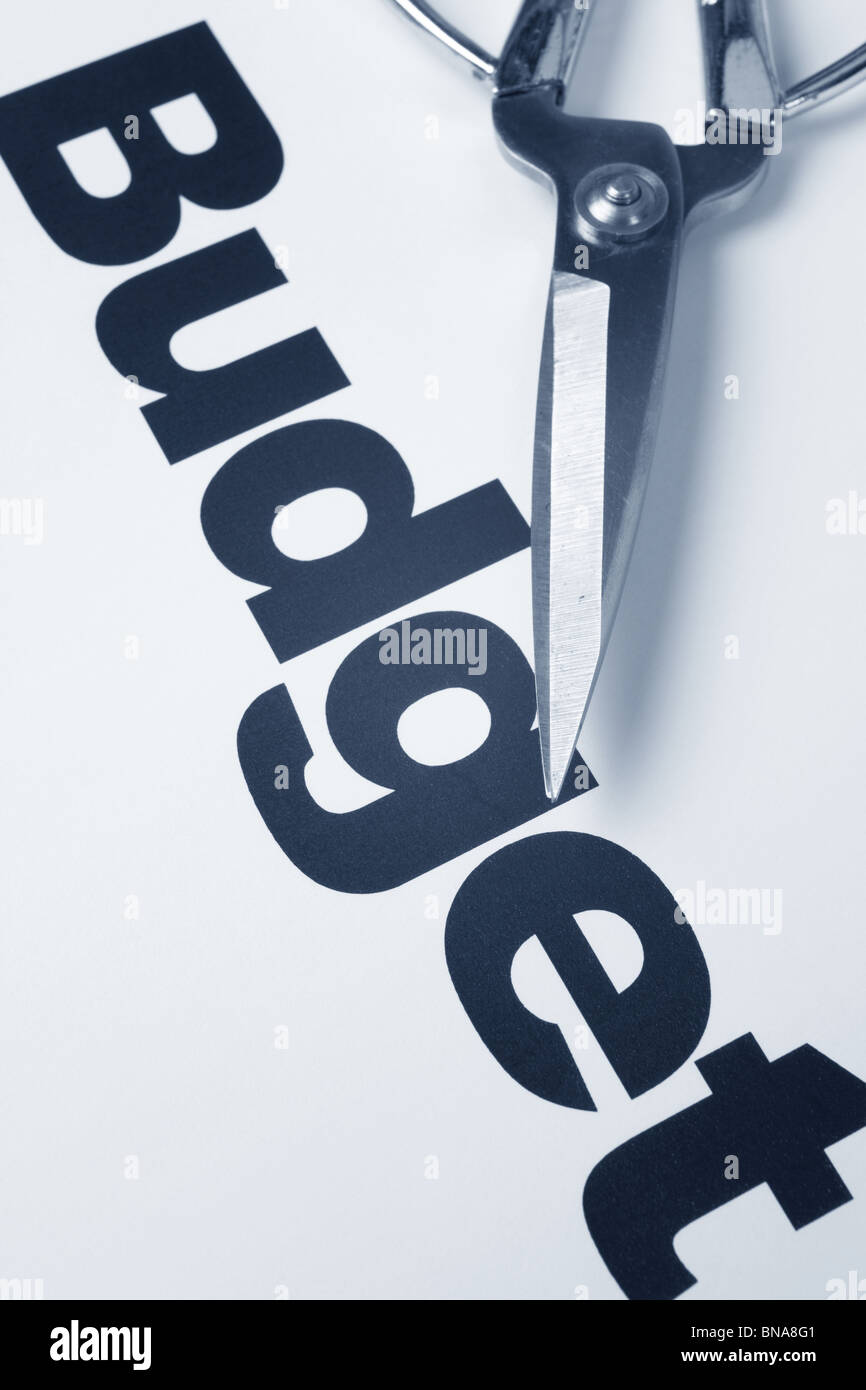 Texte du Budget et des ciseaux, concept de réduction du budget Banque D'Images