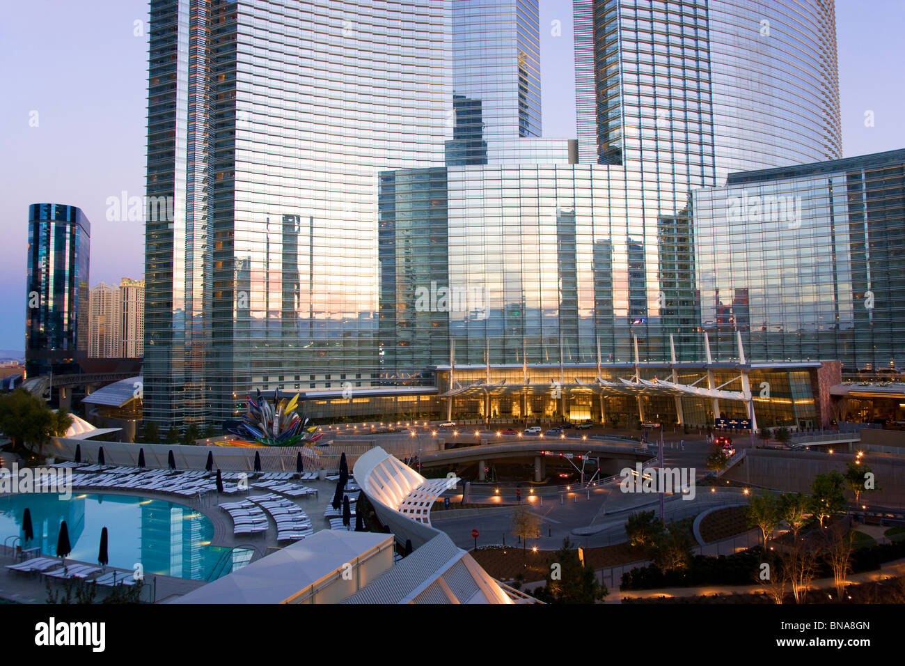 Le Vdara piscine avec le Aria Resort and Casino en arrière-plan, centre-ville, Las Vegas, Nevada. Banque D'Images