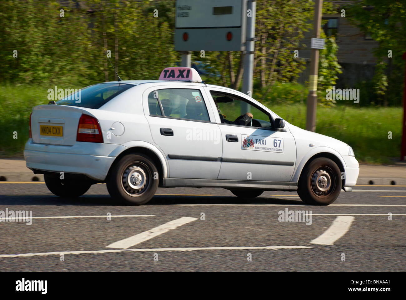 Taxi sur la route à Huddersfield. Banque D'Images