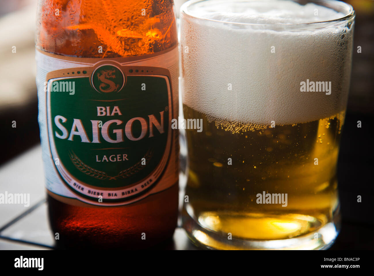 La bière vietnamienne Sagon label vert bouteille et verre Banque D'Images