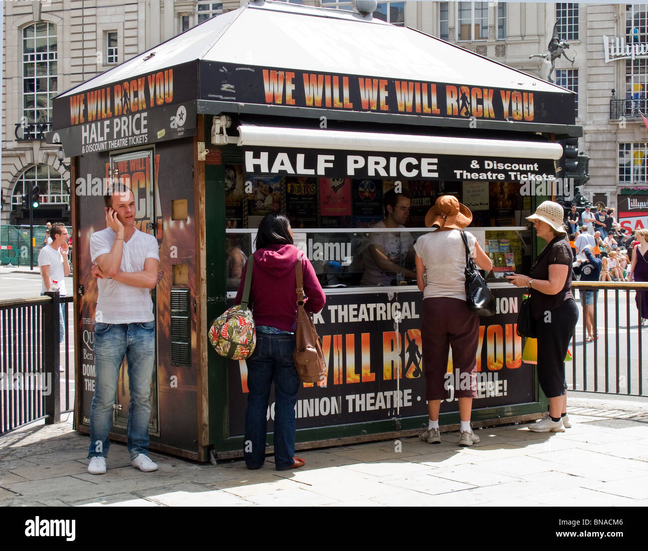 Les touristes d'acheter des billets à moitié prix kiosque à Londres. Banque D'Images