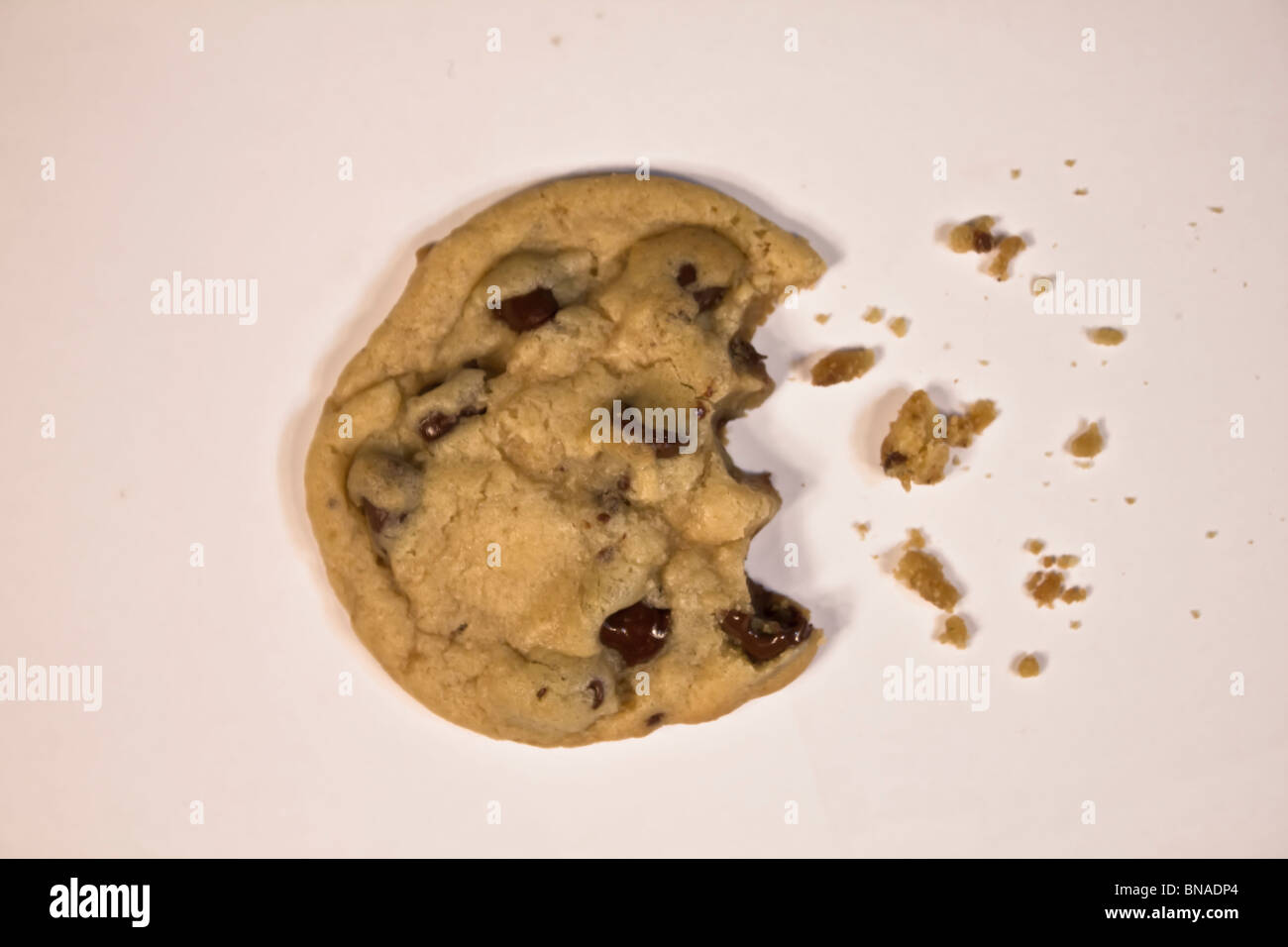 Un cookie avec un morceau pris hors de lui Photo Stock - Alamy