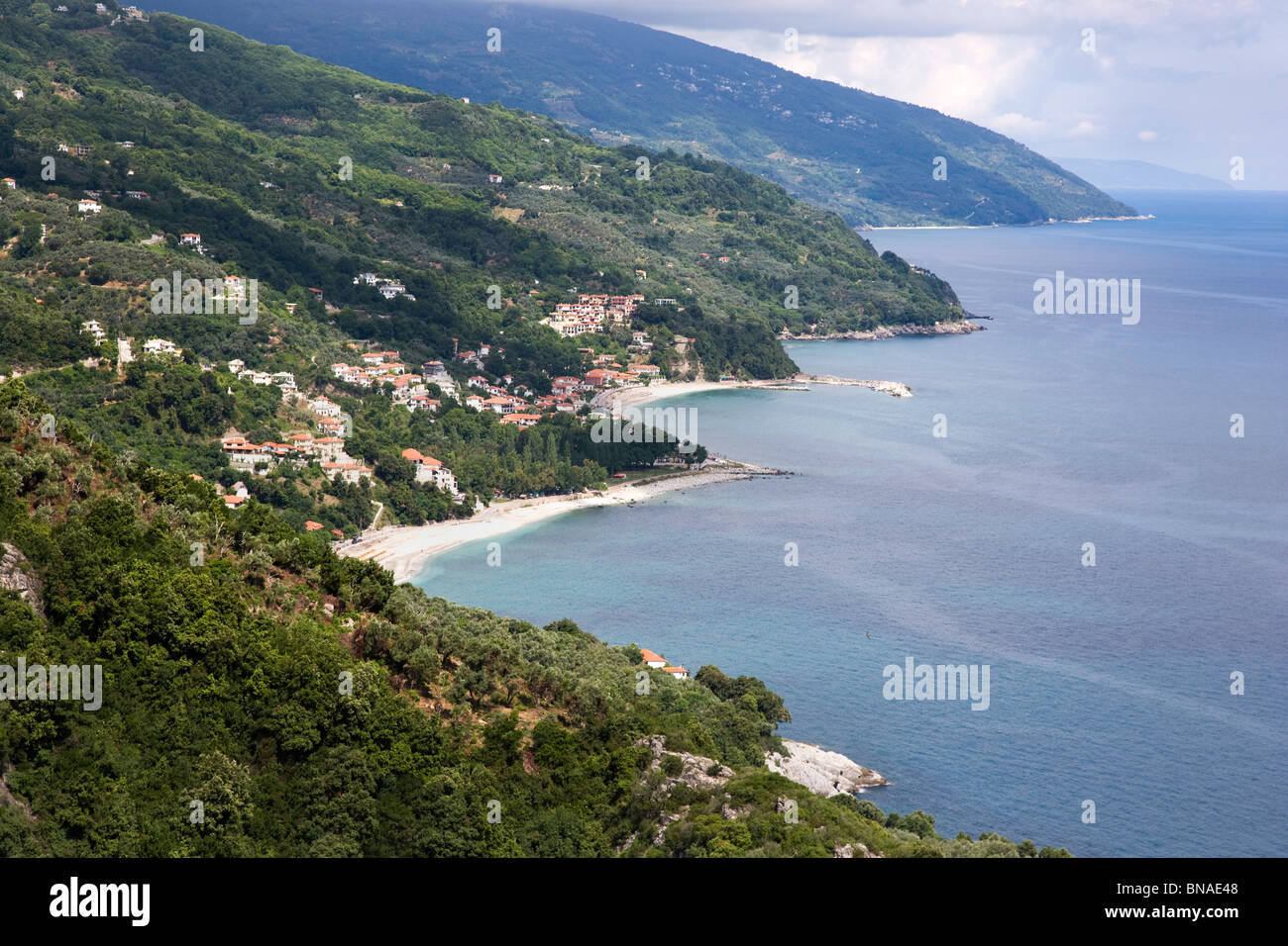 Côte de la mer Égée orientale de la péninsule de Pelion Damouchari ci-dessus montrant les plages de Papa Nero et Aghios Ioannis Banque D'Images