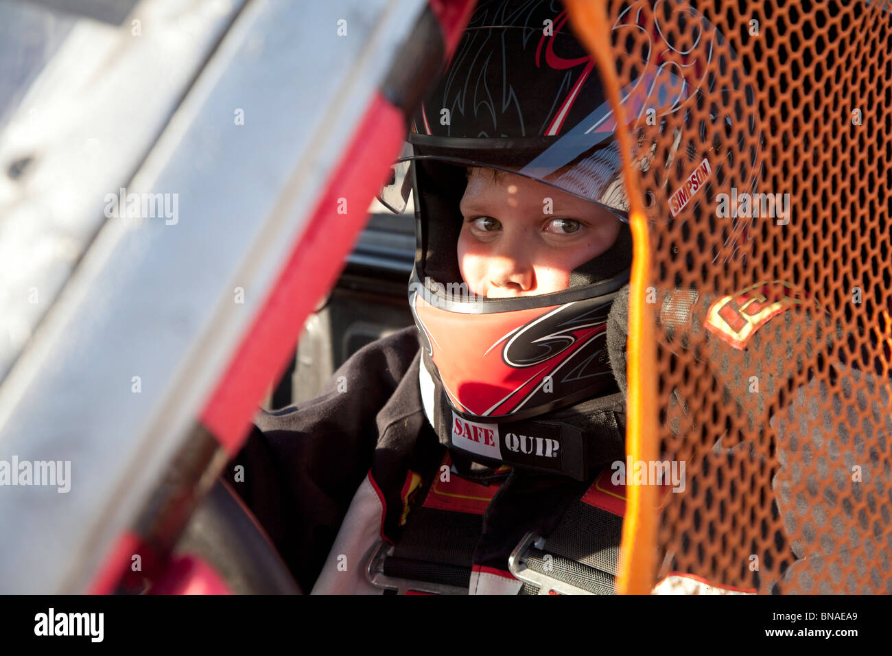 Douze ans, pilote de voiture de course Banque D'Images