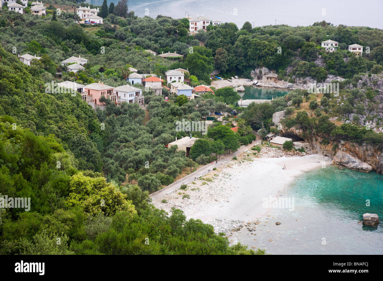 Plage et Port de l'hameau de pêcheurs d'Aghios Ioannis sur la péninsule de Pelion en Grèce Banque D'Images