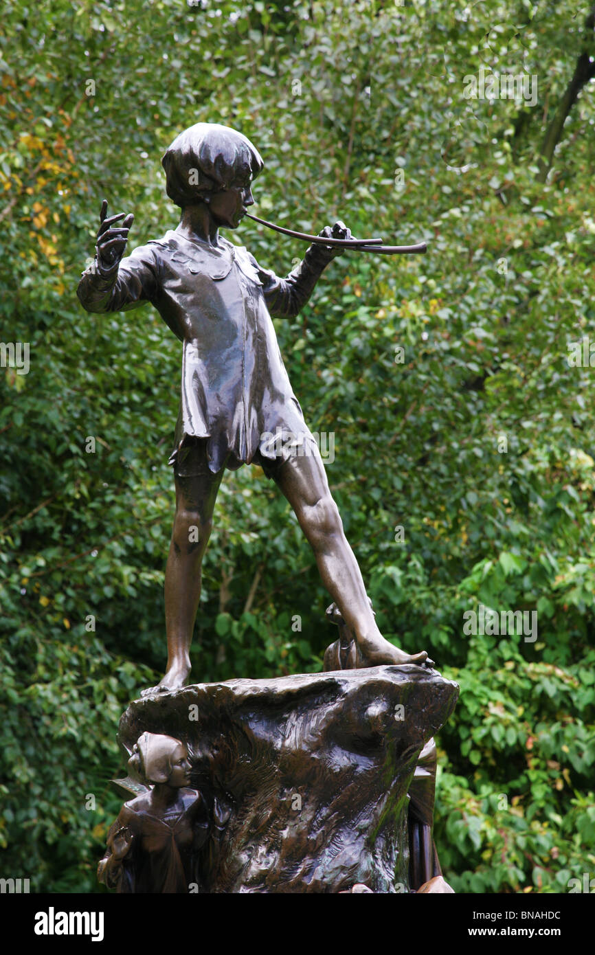 Statue en bronze de Peter Pan le garçon qui n'a jamais grandi dans Kensington Gardens Hyde Park Londres Banque D'Images