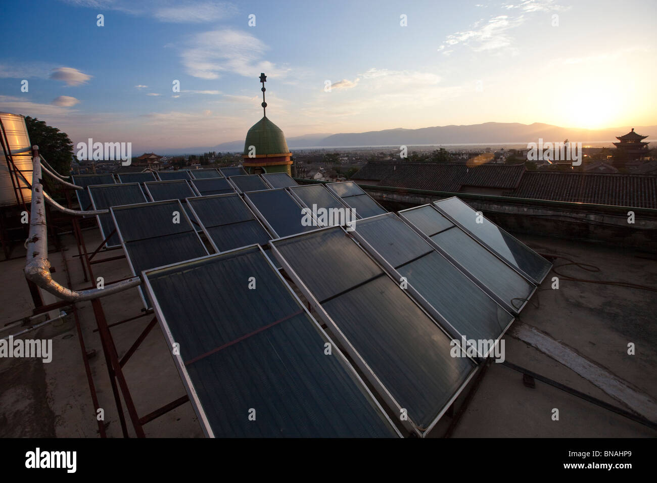 Chauffage de l'eau panneaux solaires sur le dessus d'une mosquée à Dali, Yunnan Province, China Banque D'Images