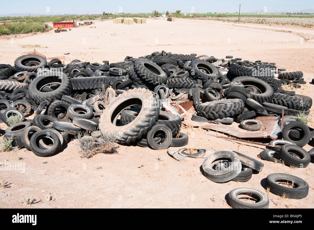 Un tas de vieux pneus en caoutchouc ont été sous-évaluées près d'une exploitation agricole. Banque D'Images