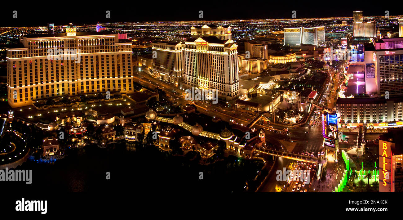Vue panoramique du Strip de Las Vegas de nuit. Las Vegas, NV Banque D'Images