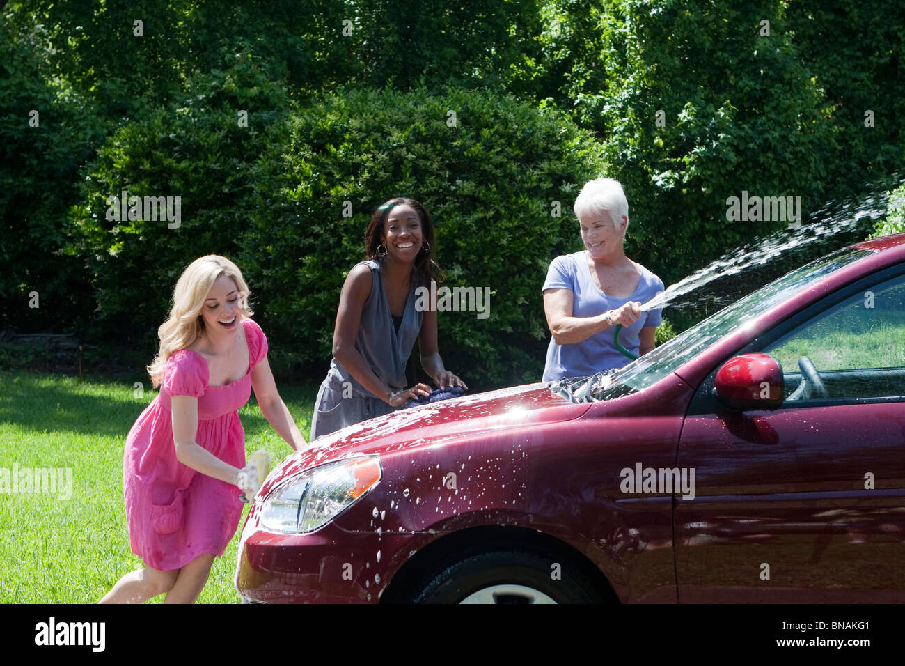 Trois femmes washing car Banque D'Images