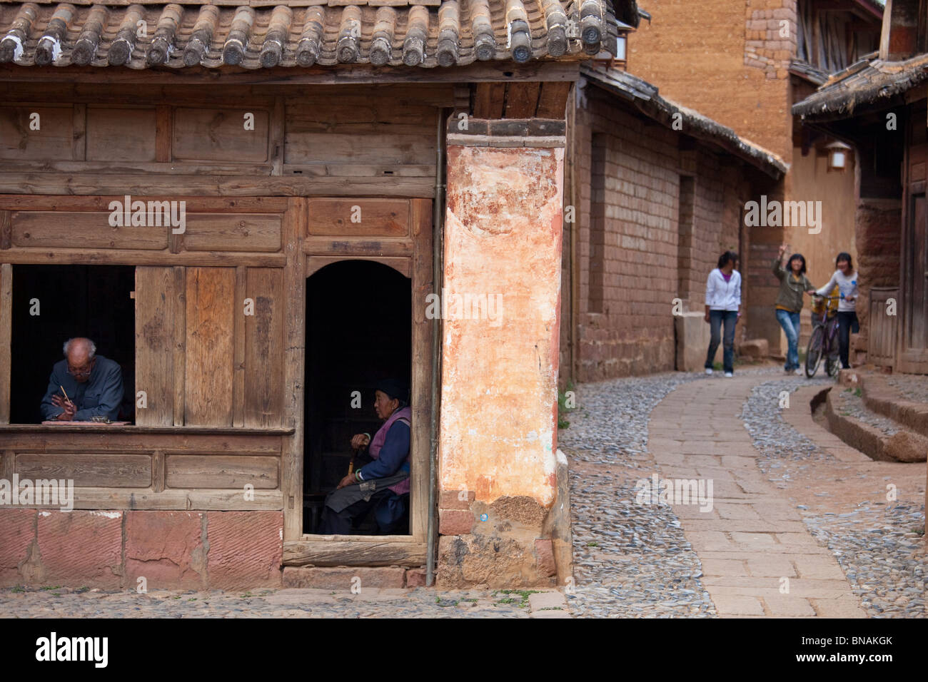 Jeunes et vieux village de Shaxi, Province du Yunnan, Chine Banque D'Images