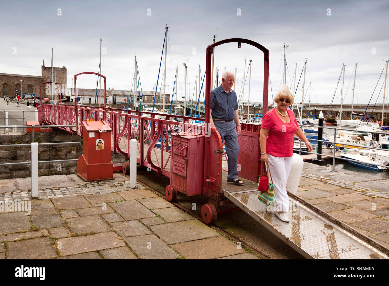 Royaume-uni, Pays de Galles, Gwynedd, Caernarfon, Victoria Dock, les visiteurs qui traversent le pont coulissant sur slipway Banque D'Images
