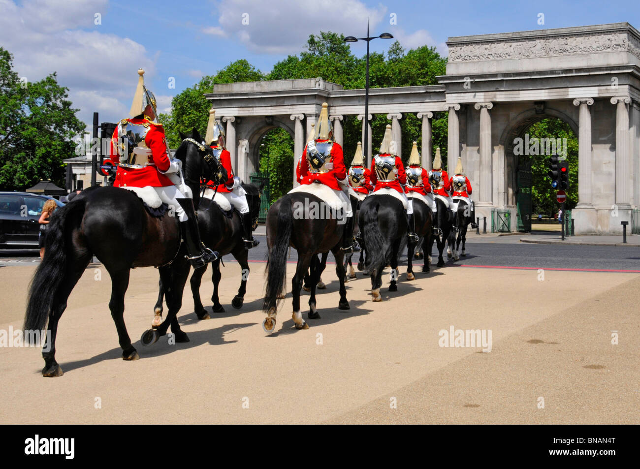 Hyde Park Corner écran vue arrière Life Guards Household Cavalry Mounted Regiment Soldiers rouge avec cuirass après avoir changé de service de garde Londres Angleterre Royaume-Uni Banque D'Images