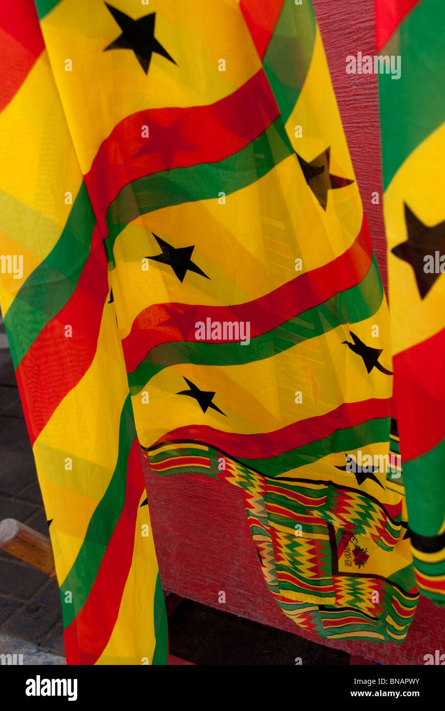 L'Afrique, Ghana, ville portuaire de Tema. Tissu avec des couleurs pays du Ghana. Banque D'Images