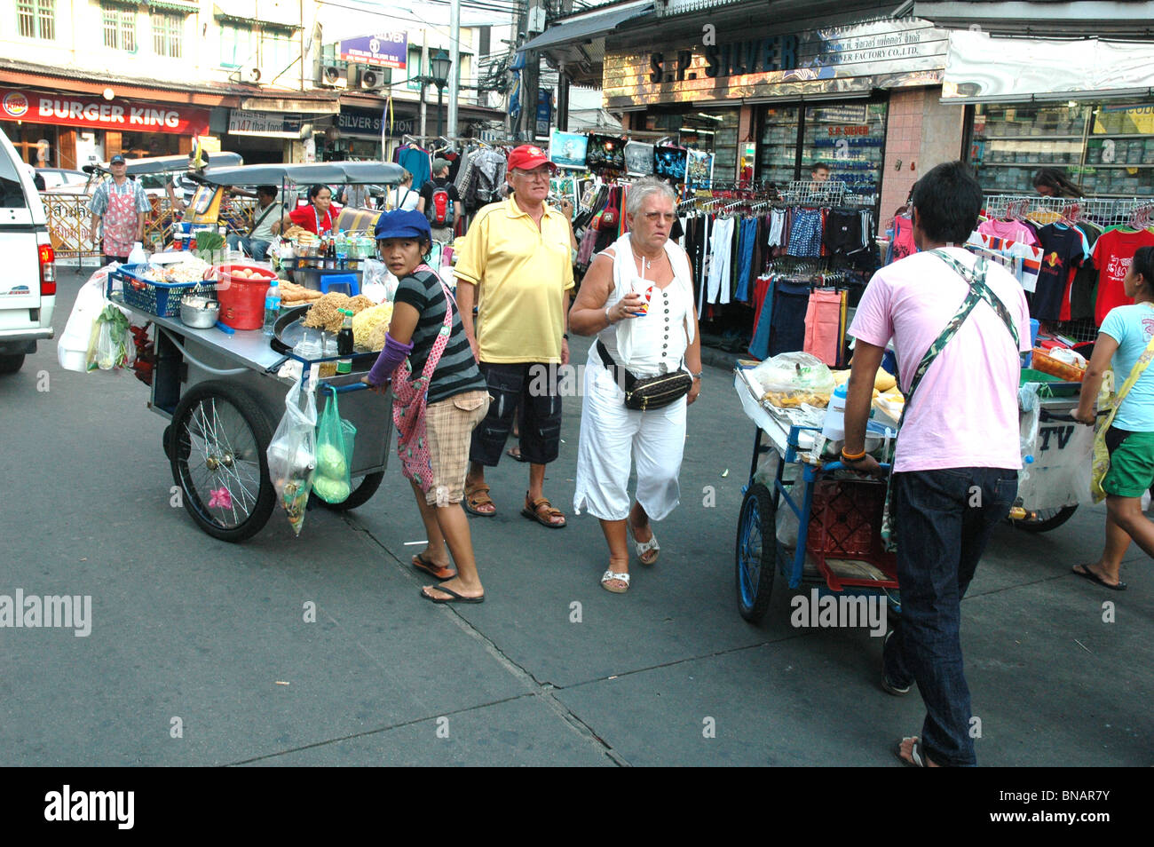 Bangkok sans permis aux vendeurs retirer brièvement pendant la répression de la police Banque D'Images