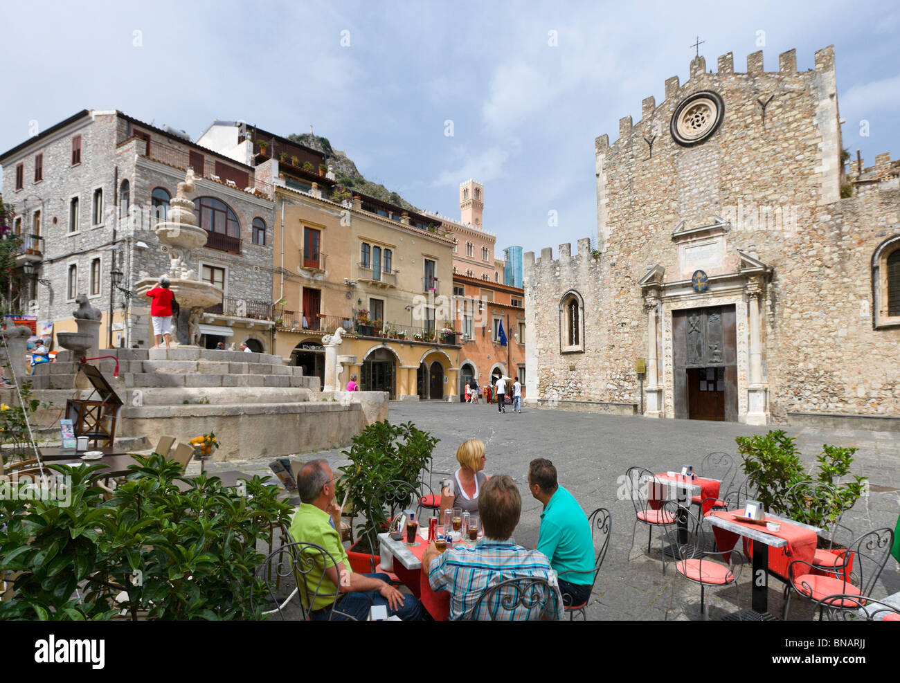 Café-terrasse en face du Duomo (cathédrale), Taormina, Sicile, Italie Banque D'Images