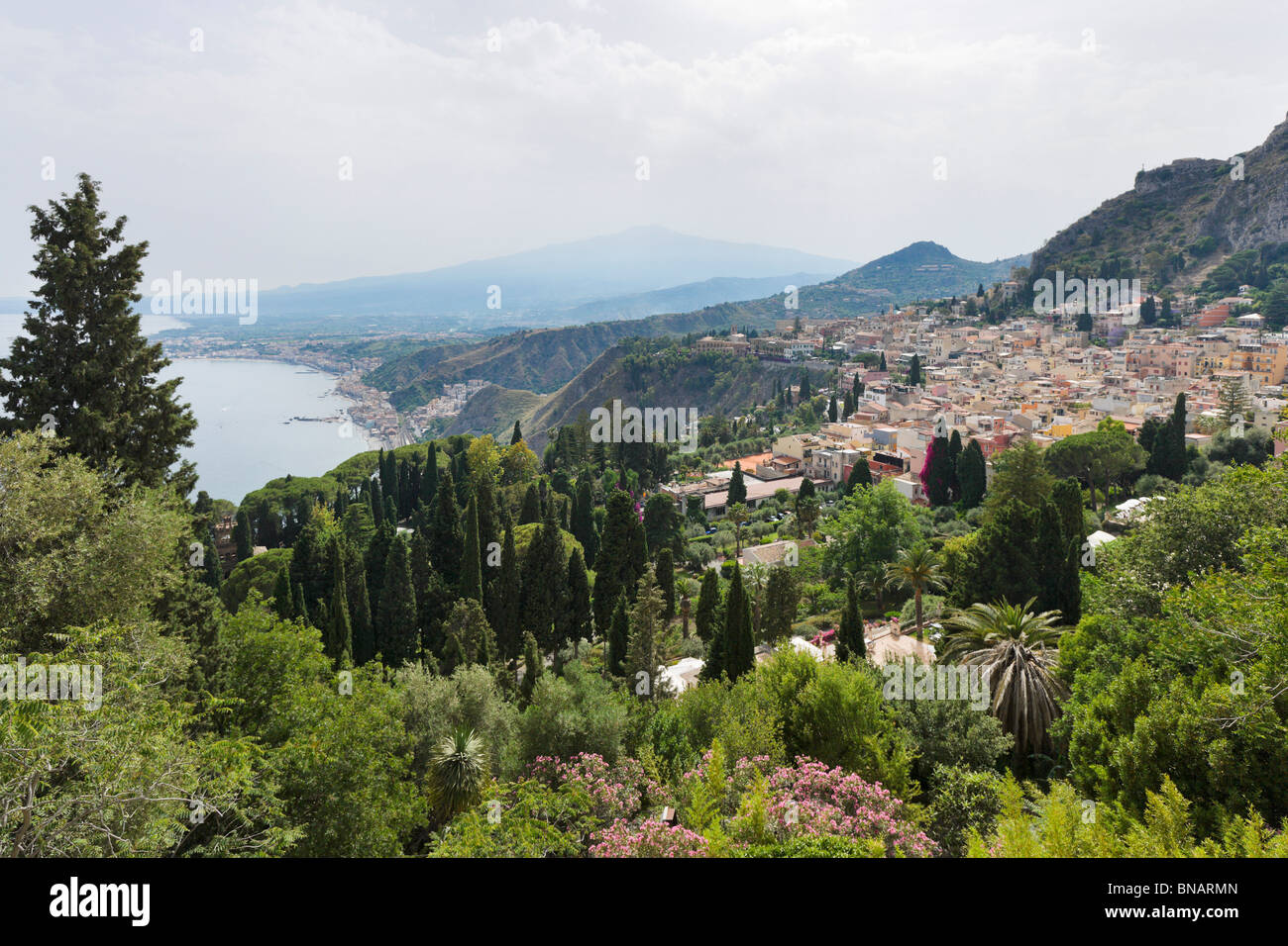 Vue sur le théâtre grec de Taormina (Teatro Greco) avec l'Etna dans la distance, Taormina, Sicile, Italie Banque D'Images