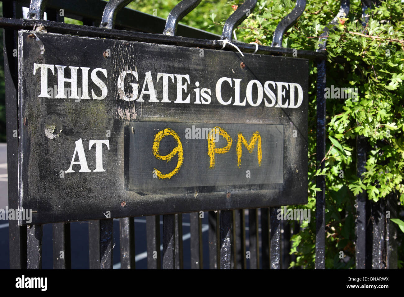 Un signe sur park gates dans une ville du Royaume-Uni. Banque D'Images