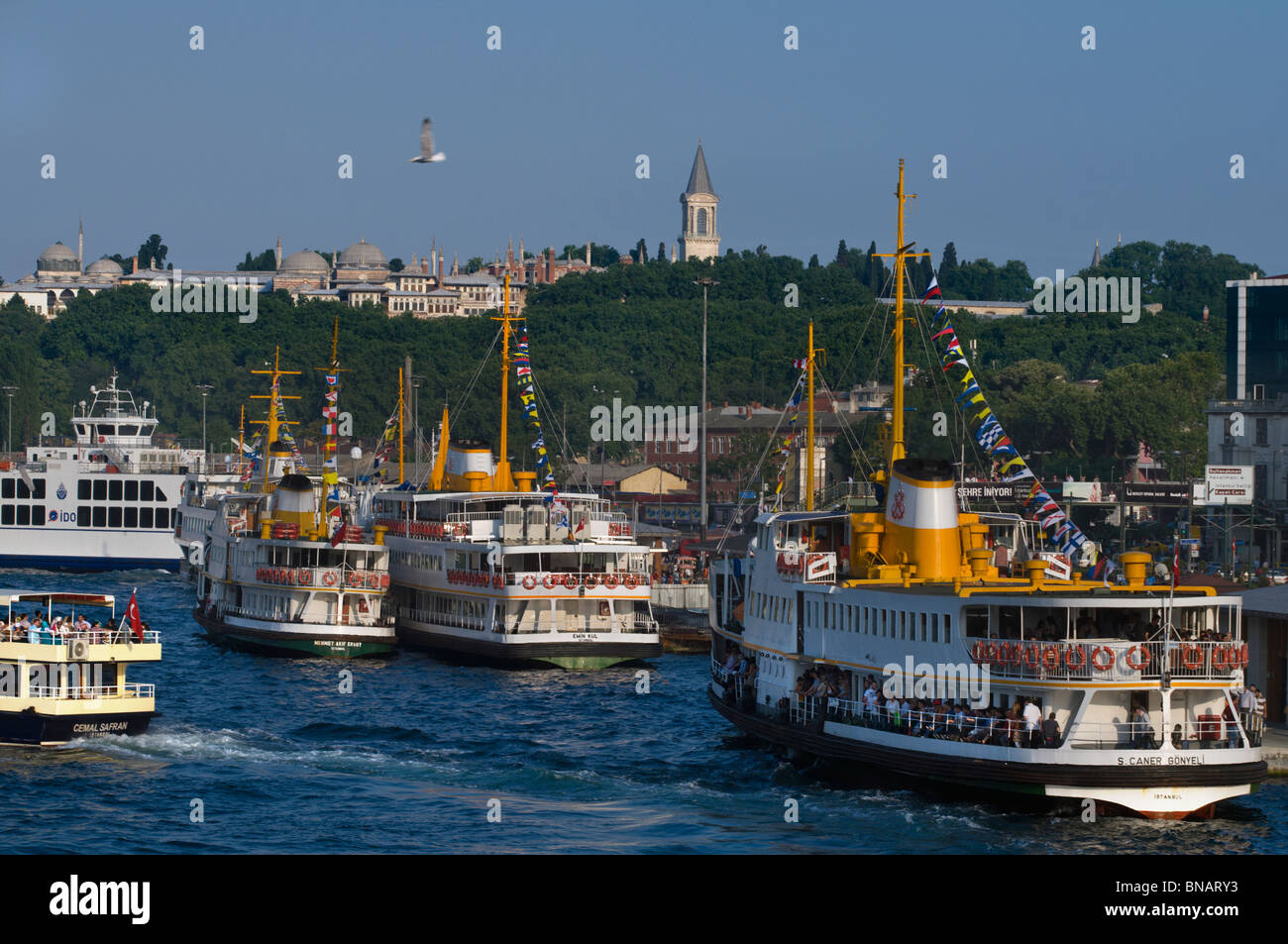 Ferries à la jetée d'Eminonu ,le palais de Topkapi dans le contexte , rive du Bosphore, Istanbul, Turquie Banque D'Images