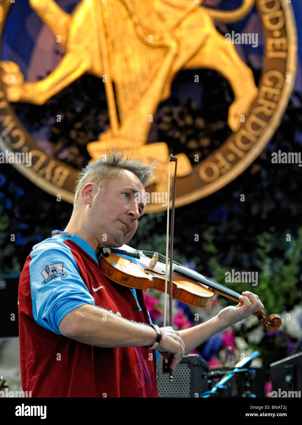 Virtuose du violon Nigel Kennedy en répétition avant la soirée de gala de garniture à l'Eisteddfod Musical International de Llangollen Banque D'Images