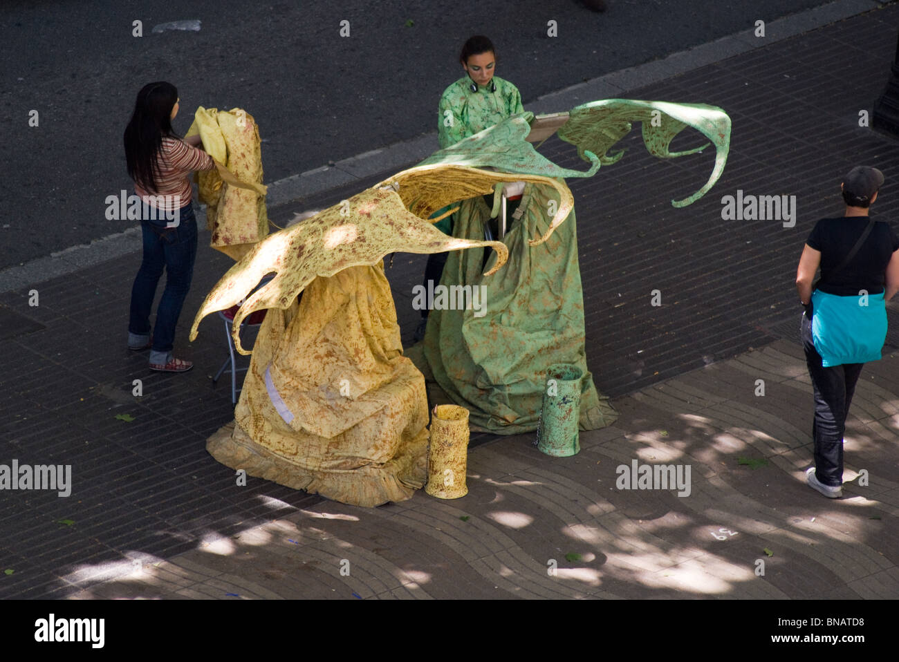 Conte de deux statues humaines PRÉPARATION SUR LAS RAMBLAS BARCELONA Banque D'Images