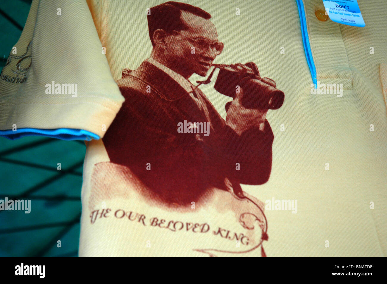 Image de la Thai King à l'aide d'une caméra sur un drapeau-Bangkok Thaïlande Banque D'Images