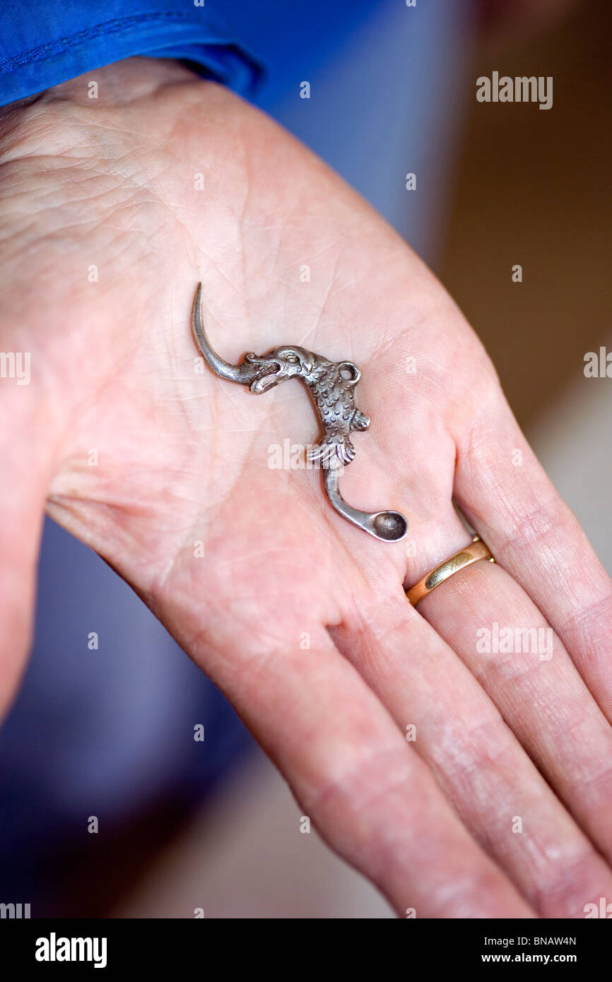 Cet artefact d'argent utilisé par les colons pour ramasser leurs dents et nettoyer leurs oreilles a été trouvé à Jamestowne historique en Virginie, aux États-Unis. Banque D'Images