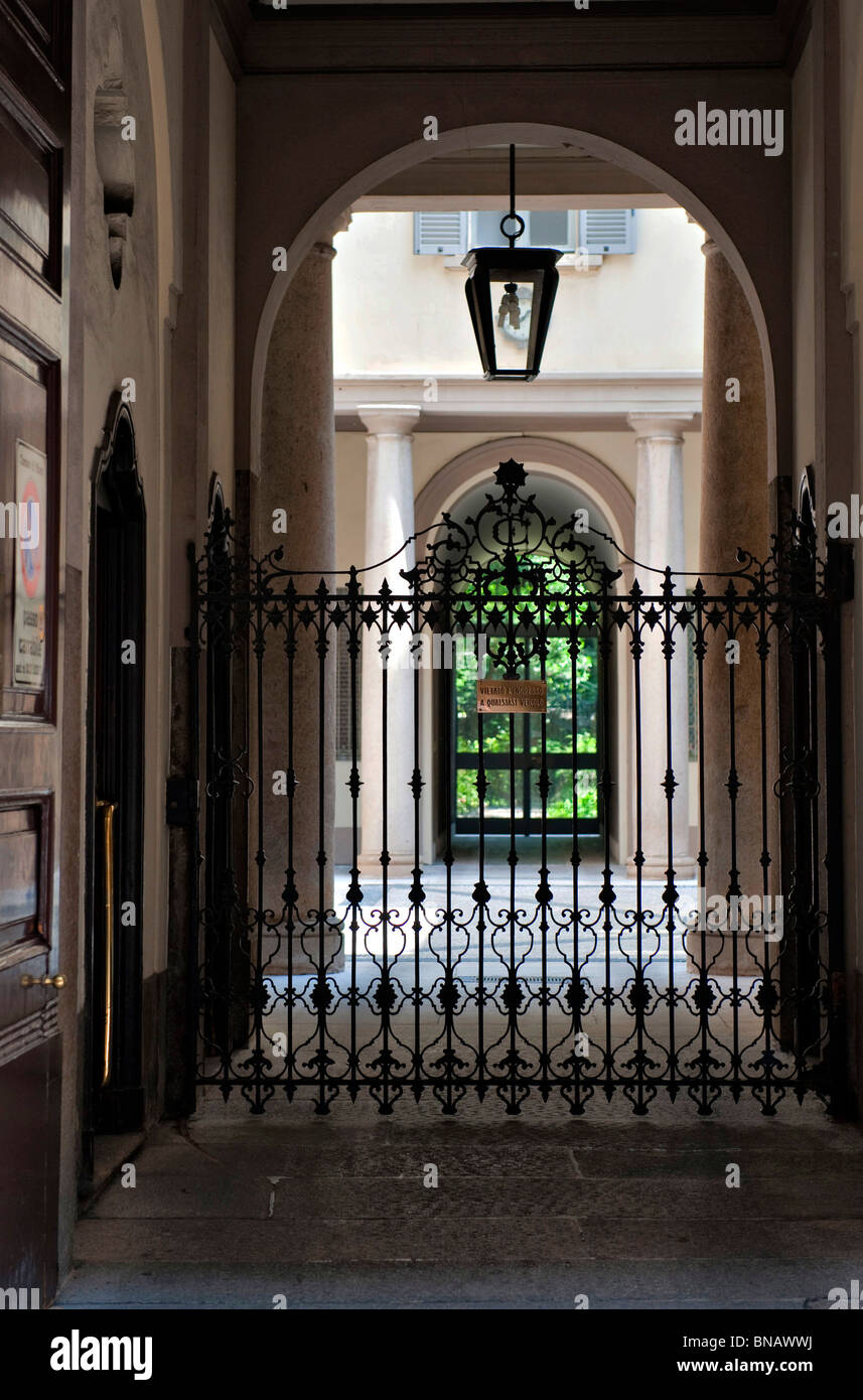 La porte en fer forgé, cour dans le centre de Milan, Italie Photo Stock -  Alamy