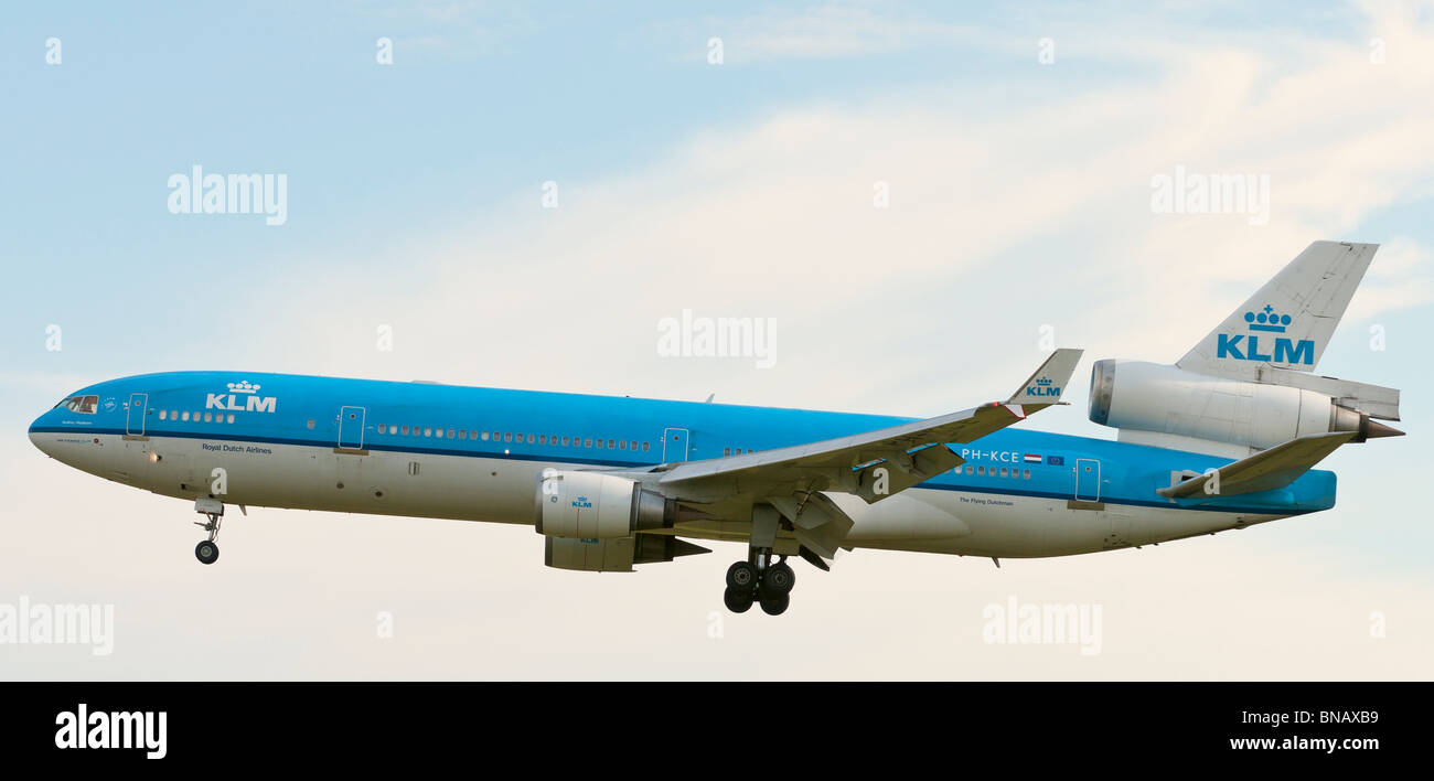 Un KLM Royal Dutch Airlines McDonnell Douglas MD-11 avion de ligne commerciale en approche finale pour l'atterrissage à l'aéroport de Vancouver. Banque D'Images