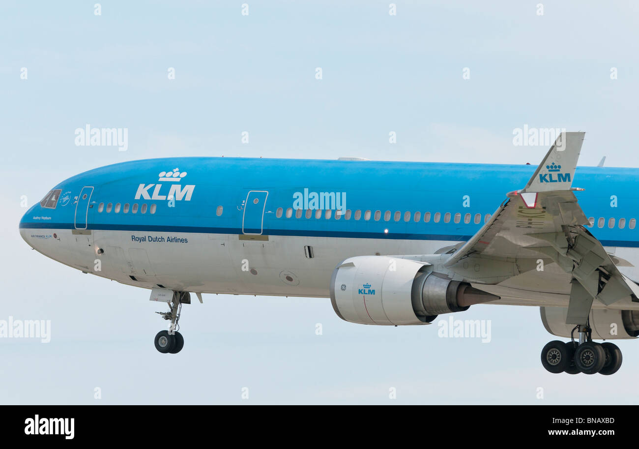 Un KLM Royal Dutch Airlines McDonnell Douglas MD-11 avion de ligne commerciale en approche finale pour l'atterrissage à l'aéroport de Vancouver. Banque D'Images