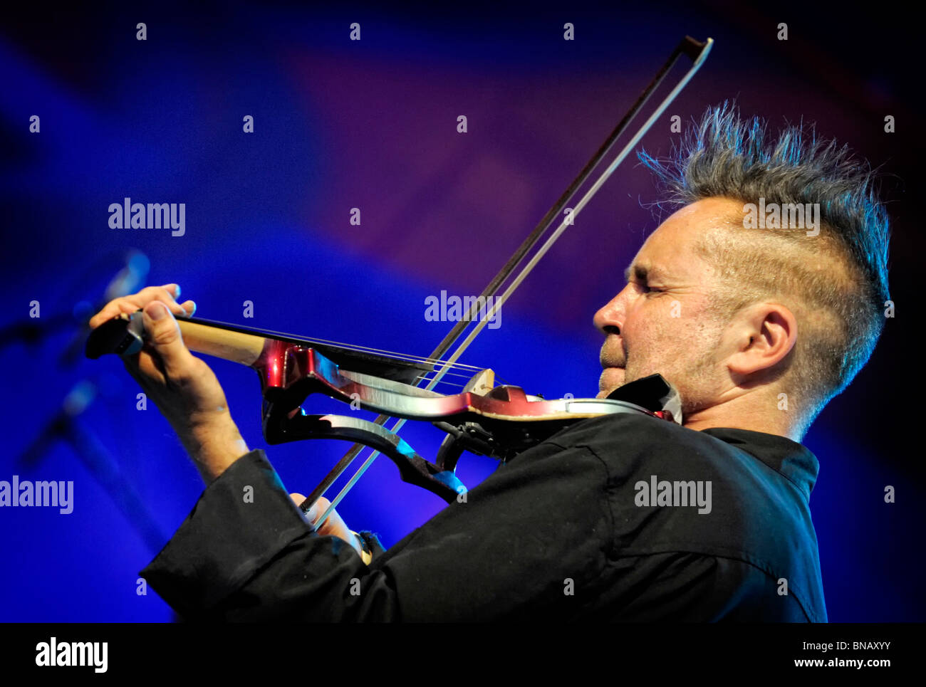 Virtuose du violon Nigel Kennedy garniture de la soirée de gala à l'Eisteddfod Musical International de Llangollen Banque D'Images