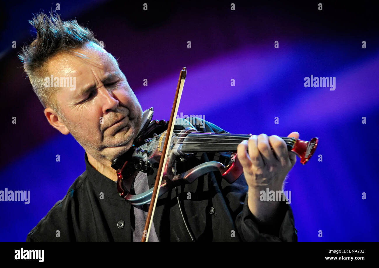 Virtuose du violon Nigel Kennedy garniture de la soirée de gala à l'Eisteddfod Musical International de Llangollen Banque D'Images