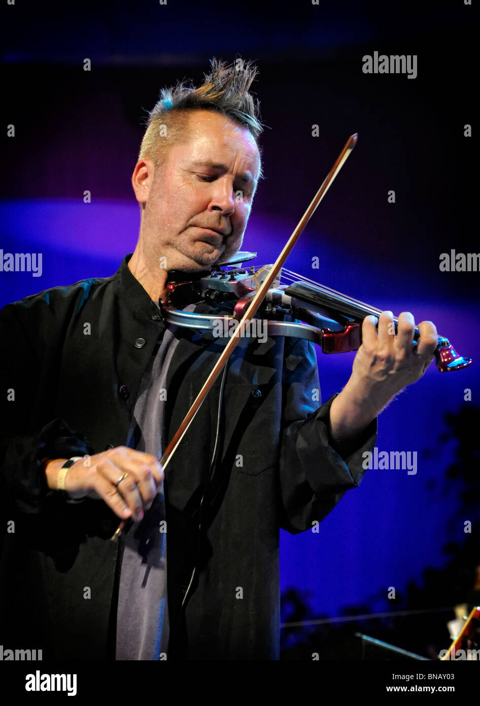Virtuose du violon Nigel Kennedy garniture de la soirée de gala à l'Eisteddfod Musical International de Llangollen Banque D'Images