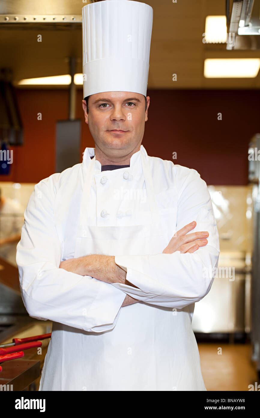 Male chef en cuisine commerciale, portrait Banque D'Images