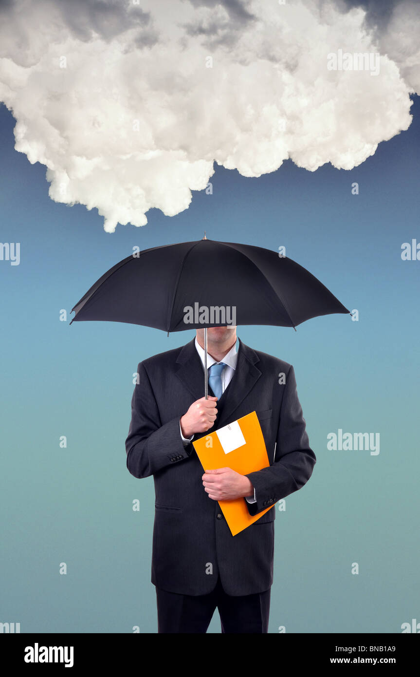 Businessman holding est un parapluie, énorme nuage en arrière-plan Banque D'Images