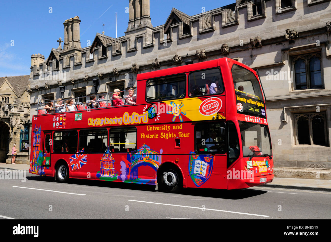 City sightseeing bus touristique par Magdalen College, Oxford, England, UK Banque D'Images