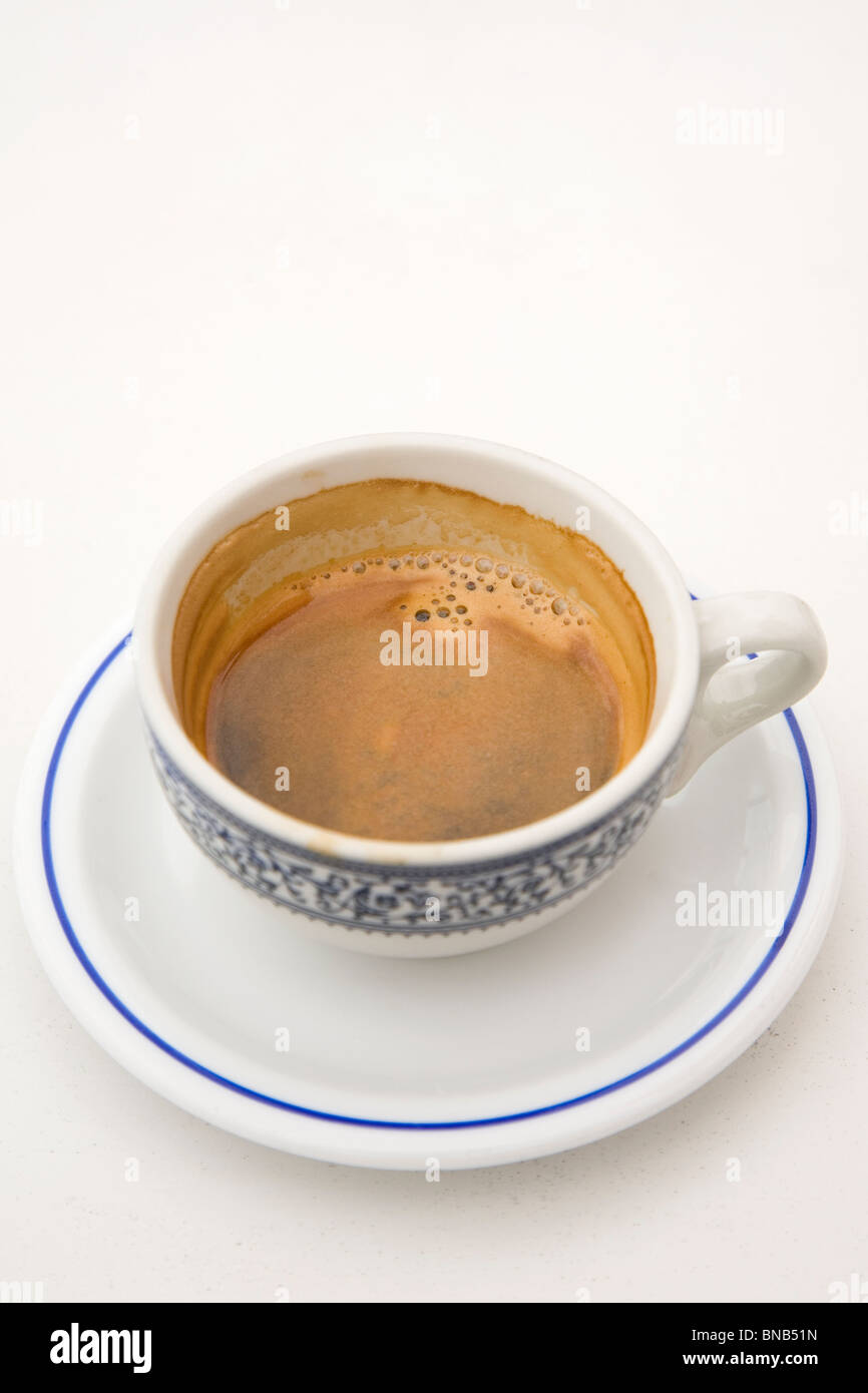 Une machine à café expresso est servi dans une tasse et soucoupe. Banque D'Images