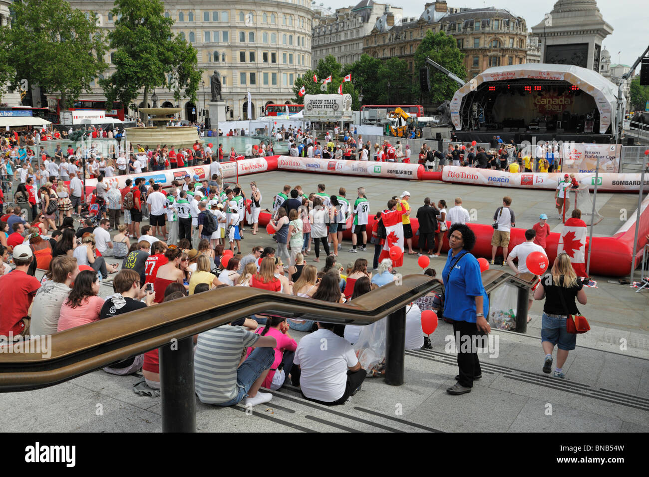 Les gens célébrant la Fête du Canada à Trafalgar Square. Banque D'Images