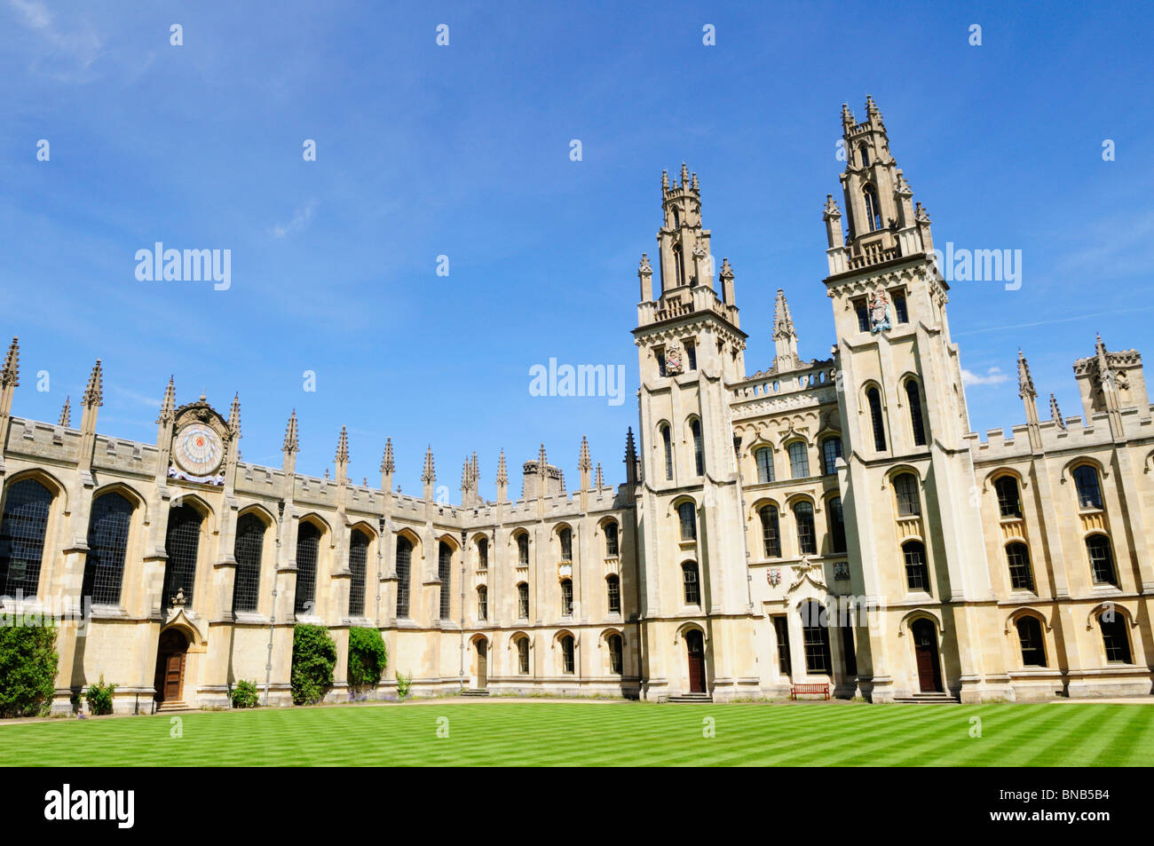 Les tours gothiques et quadrangle du nord de l'All Souls College, Oxford, England, UK Banque D'Images