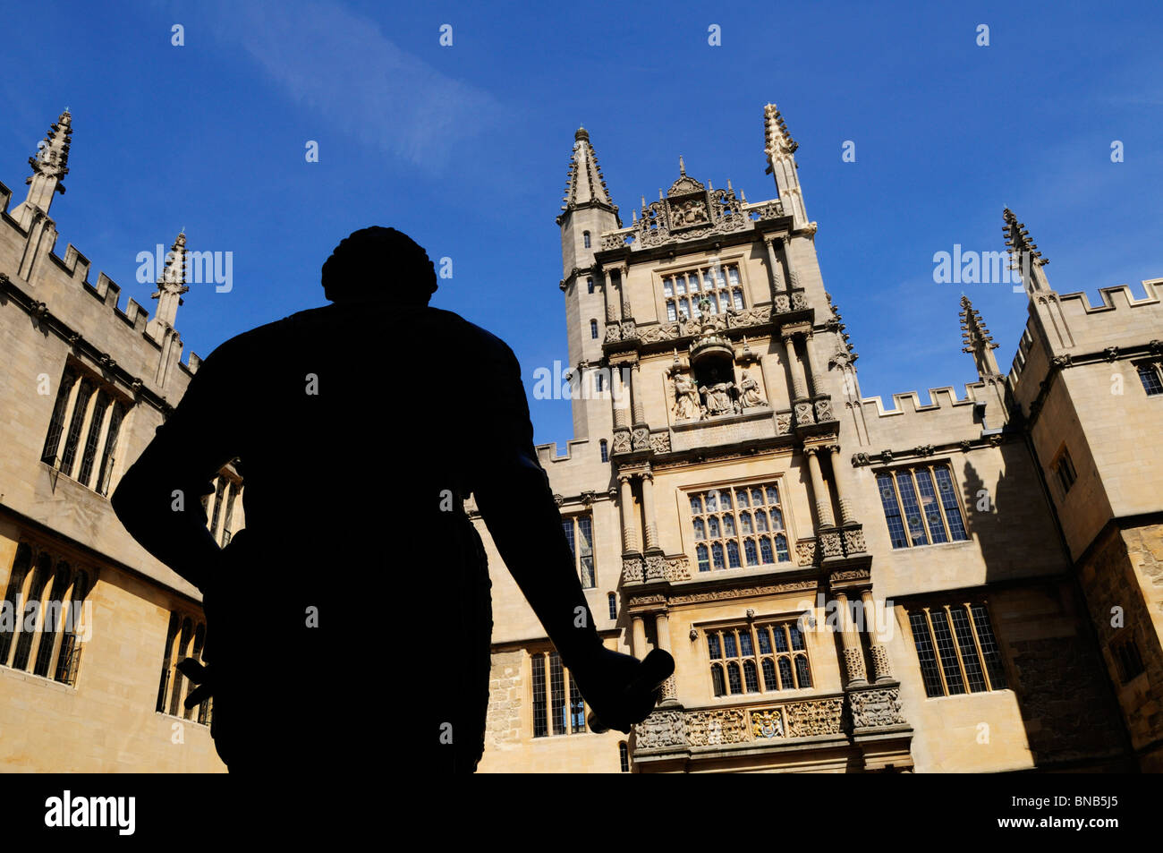 L'ancienne bibliothèque bodléienne, avec la silhouette du statue de la comte de Pembroke, Oxford, England, UK Banque D'Images