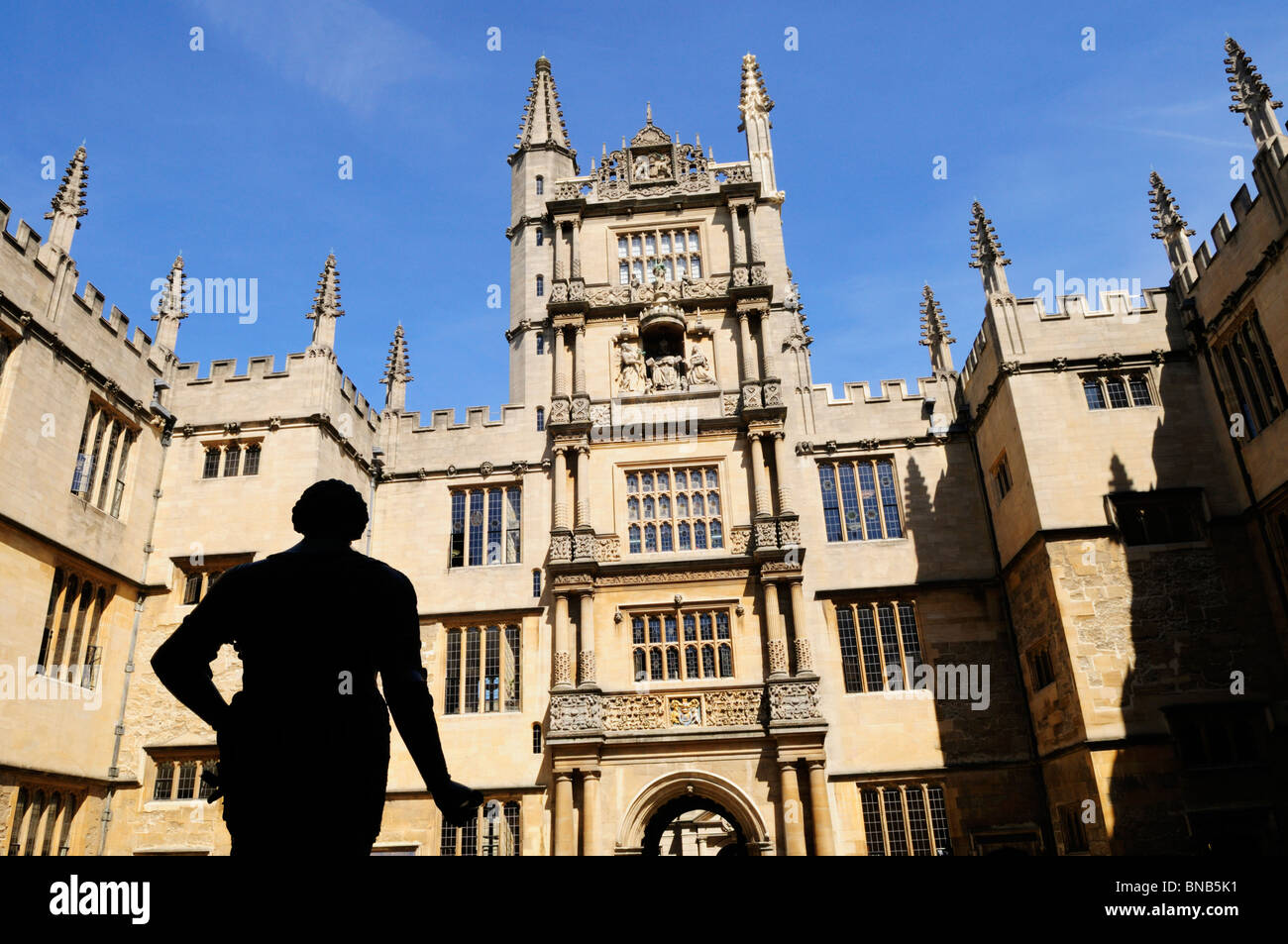 L'ancienne bibliothèque bodléienne, avec la silhouette du statue de la comte de Pembroke, Oxford, England, UK Banque D'Images