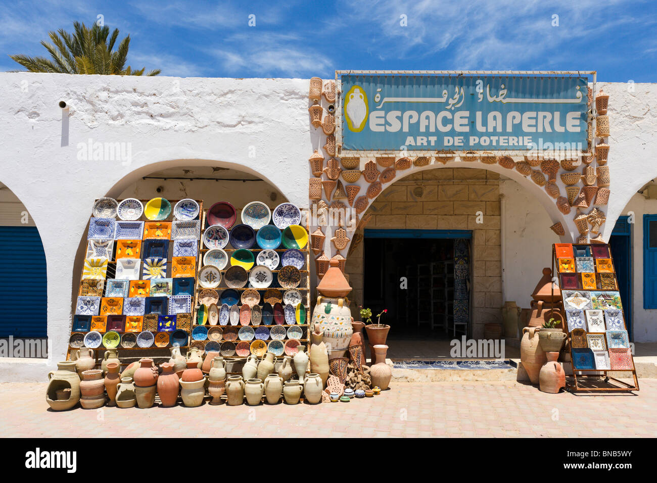 Magasin de poterie dans le village de Guellala, Djerba, Tunisie Banque D'Images