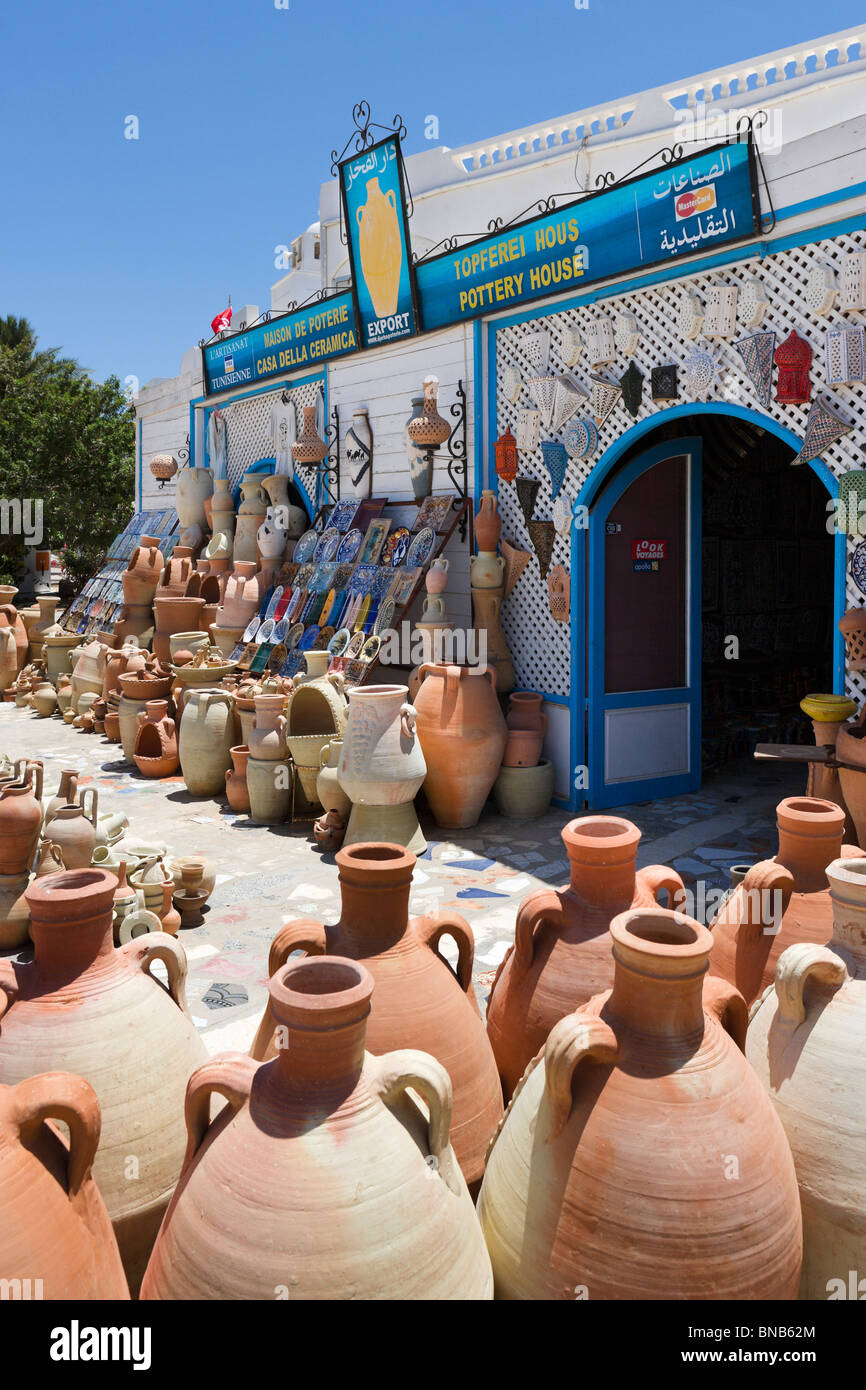 Magasin de poterie dans le village de Guellala, Djerba, Tunisie Banque D'Images