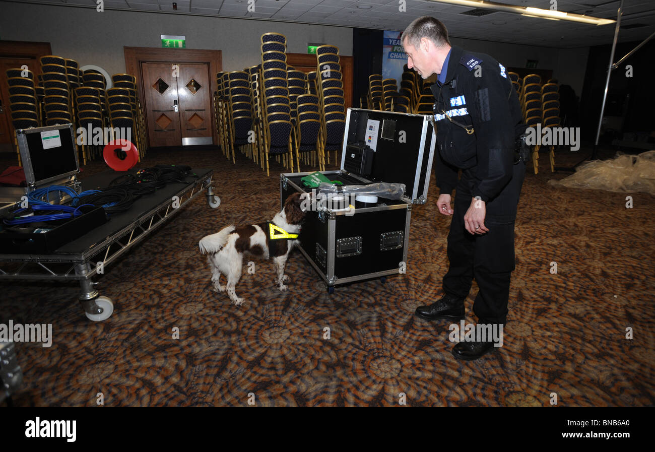 Agent de police de Sussex et explosifs search dog Cochez les articles à l'intérieur de l'Hôtel Métropole avant la conférence du printemps Conservateur Banque D'Images