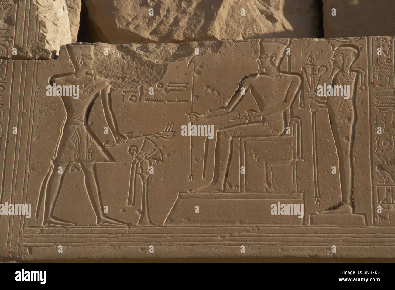 Ramesseum. Relief représentant le Pharaon faisant une offrande aux dieux Amon, assis, et Ptah. L'Égypte. Banque D'Images